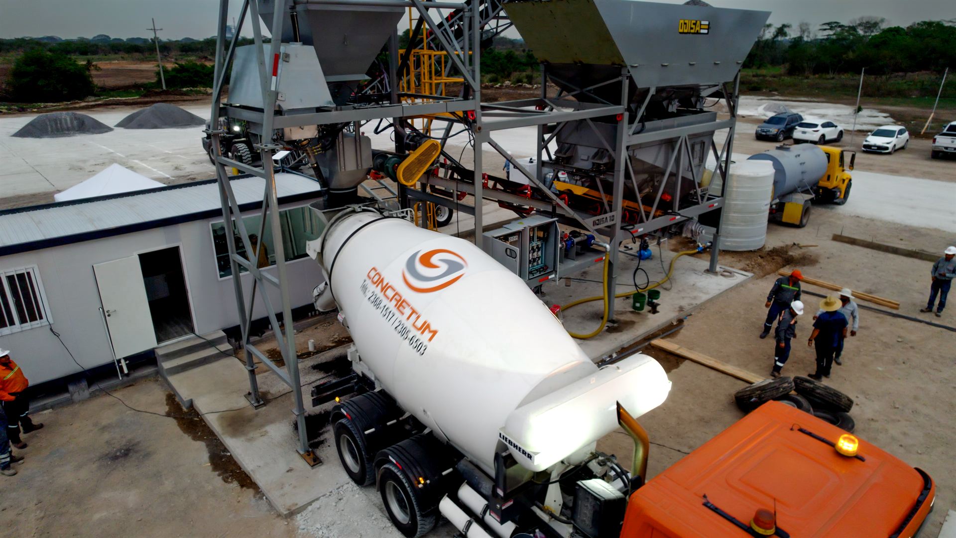 Planta de concreto premezclado y camiones de CONCRETUM en Guatemala