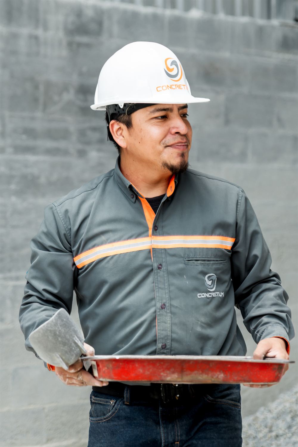 Técnico de laboratorio de CONCRETUM revisando una muestra de concreto