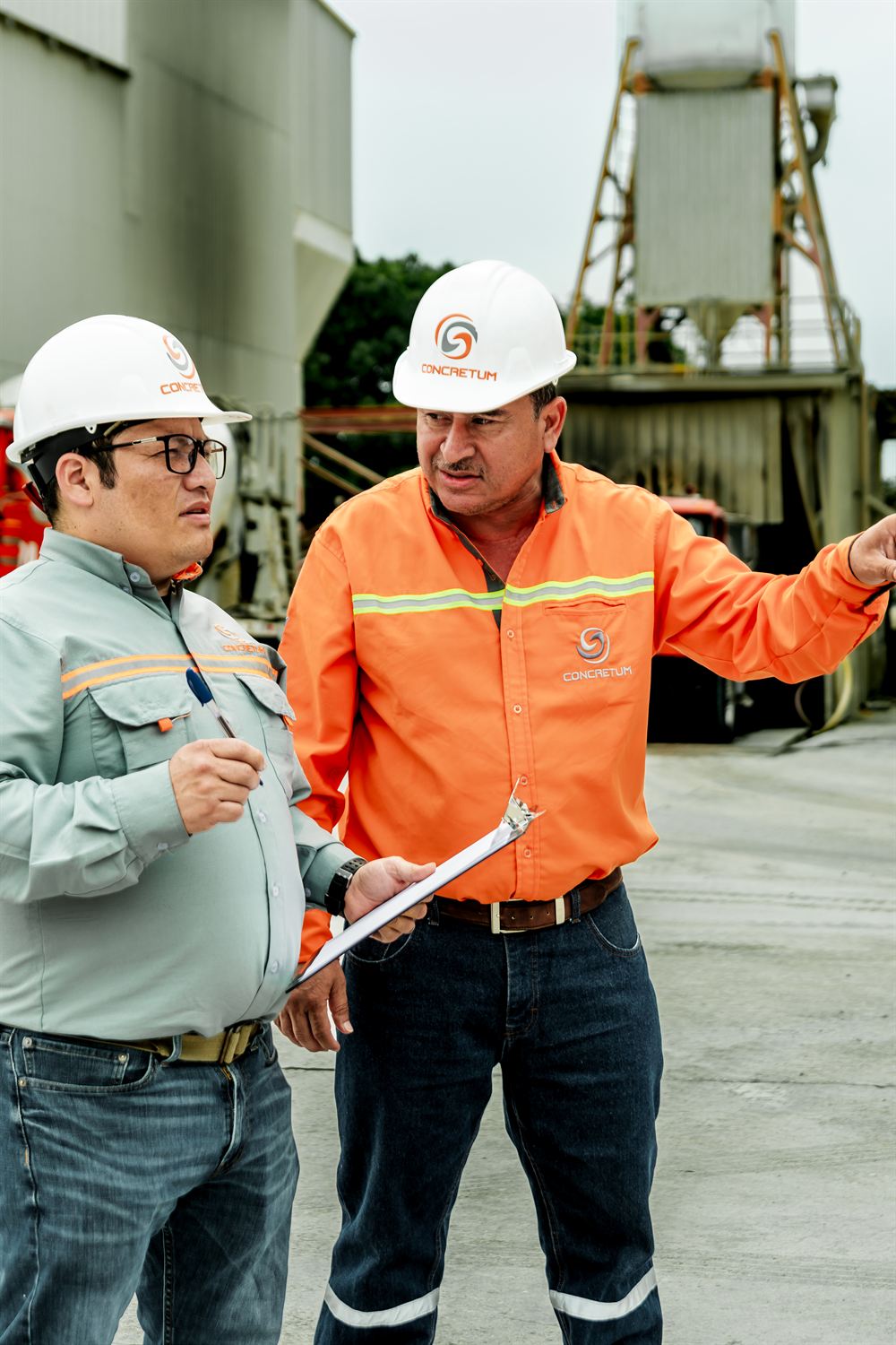 Ingenieros de CONCRETUM asesorando en sitio de construcción