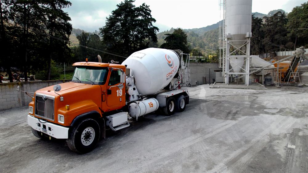 Camión mezclador de CONCRETUM en planta de concreto premezclado en Guatemala