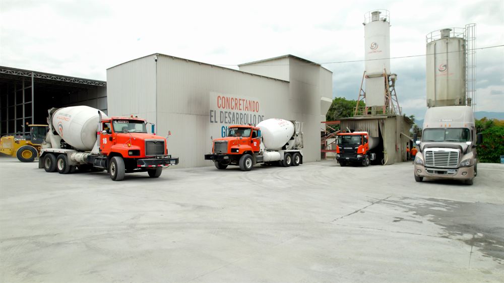 Flota de camiones mezcladores de CONCRETUM lista para despacho