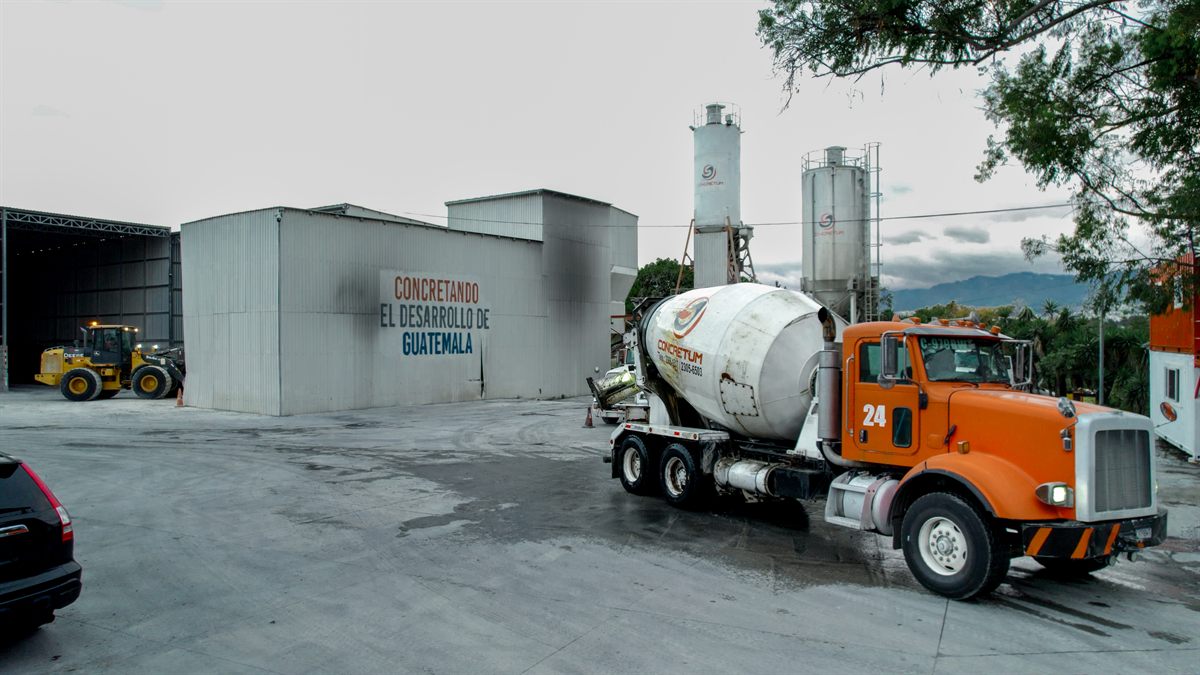 Planta de concreto premezclado de CONCRETUM con camión mezclador
