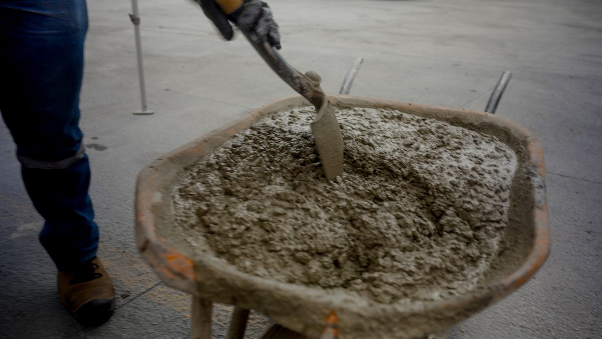 Colocación de concreto premezclado fresco en obra por CONCRETUM