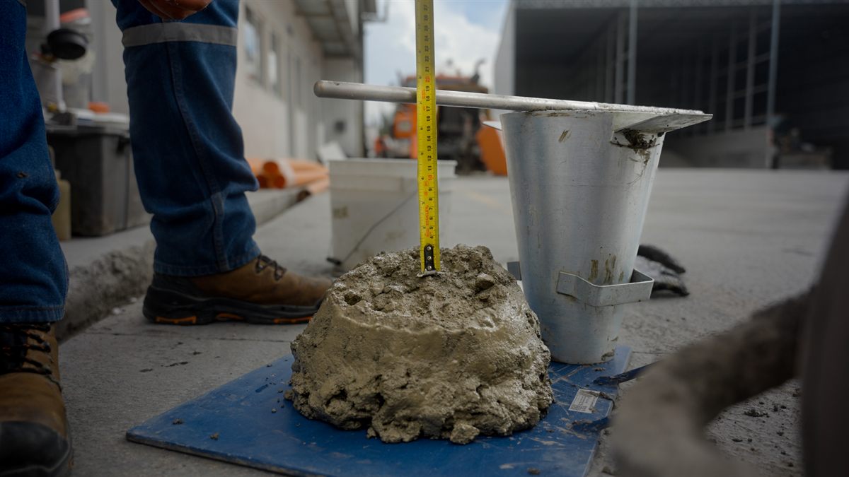Prueba de revenimiento de concreto en obra — control de calidad CONCRETUM